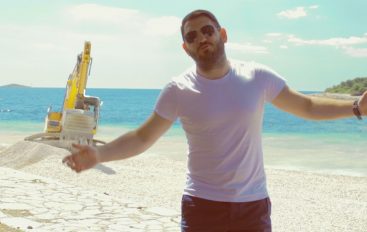 Klapa Kampanel u novom spotu bagerom razbija plaže
