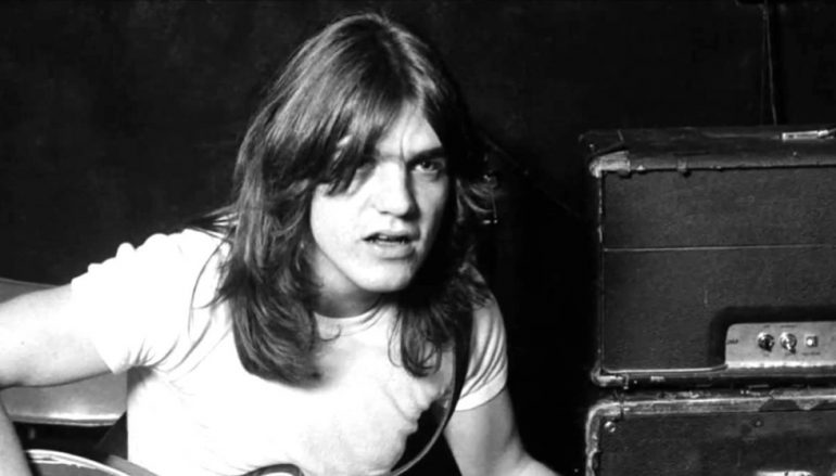 Umro Malcolm Young, bivši ritam gitarist grupe AC/DC!