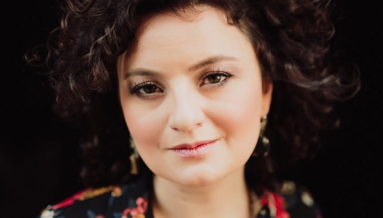 Zrinka Posavec predstavila novi singl “Zagrli me svu”, pjesmu koju često izvodi na koncertima