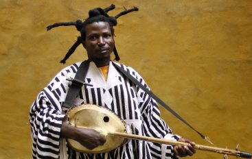 Ganski glazbenik King Ayisoba u Močvari u sklopu projekta “Vrelo zvuka”