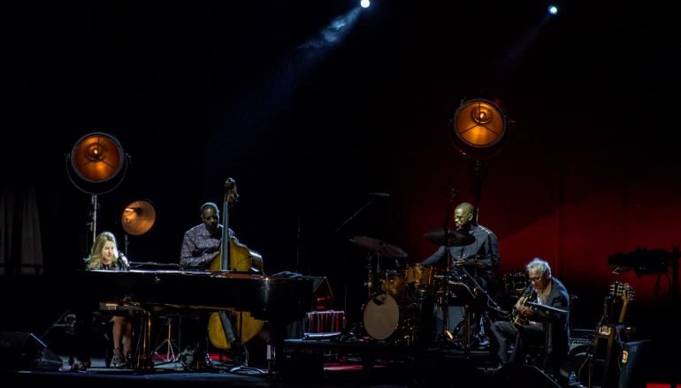 IZVJEŠĆE/FOTO: Diana Krall na Ljetnoj pozornici u Opatiji – Zagrljaj.Ruke.Anđeo.