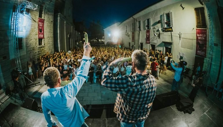 FOTOGALERIJA: Uz zdravicu bananama otvoren 22. Motovun Film Festival
