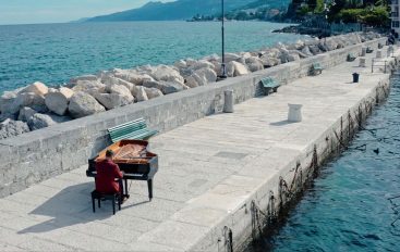 Klavirski virtuoz Zvjezdan Ružić održao tajni koncert uz more