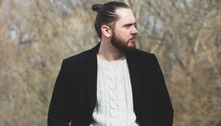 Mladi rocker HJER u debitantskom singlu “Za nas” slavi osjećaje bliskosti, sreće i ljubavi