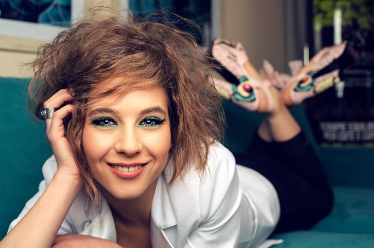 Srpska glumica i glazbenica Kristina Kika Jovanović suprotstavila spolove u spotu za pjesmu “U mraku”