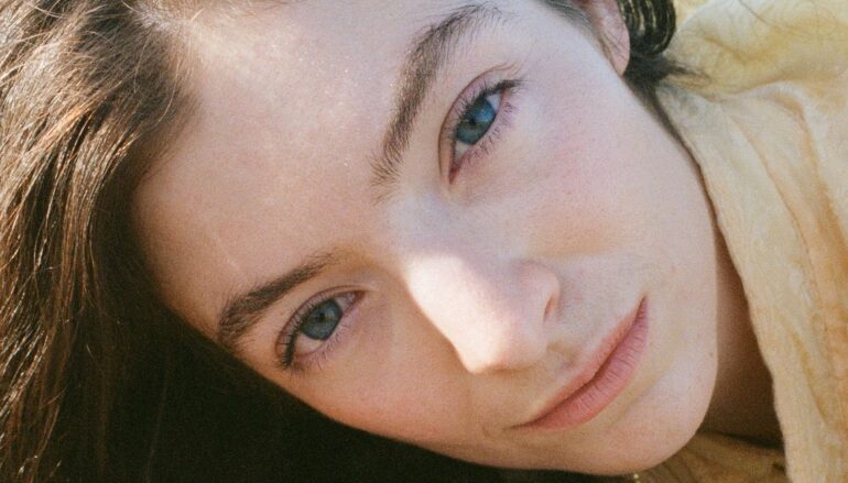 Lorde objavila videospot za novi singl “Oceanic Feeling”