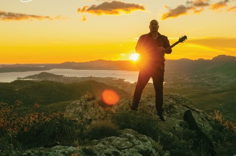 RECENZIJA: Saša Jakelić: “Da te glason pozdravin” – ugoda meditiranja uz zalazak mediteranskog sunca