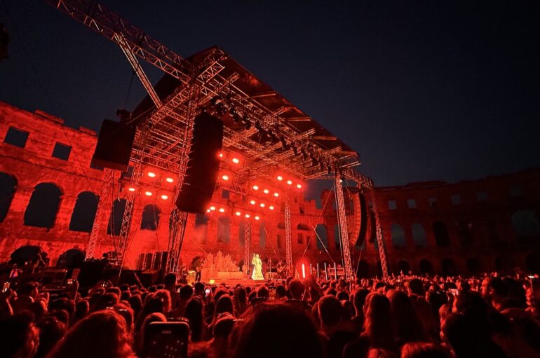 IZVJEŠĆE: Florence + the Machine u Areni Pula – službeno je počelo ljeto