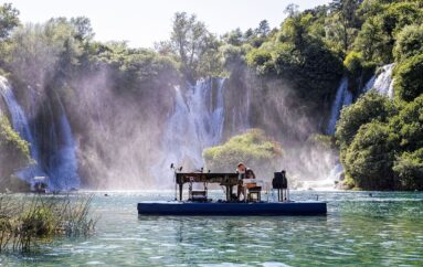 Zvjezdan Ružić i Pianotron na plutajućoj pozornici na slapovima Kravice u Ljubuškom